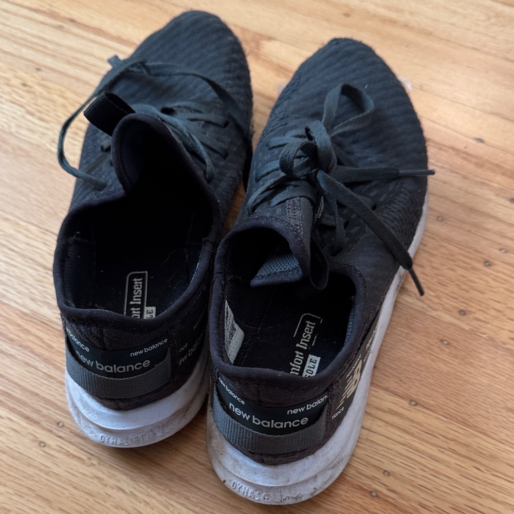 New Balance women’s 7.5 Black and White Athletic Shoes